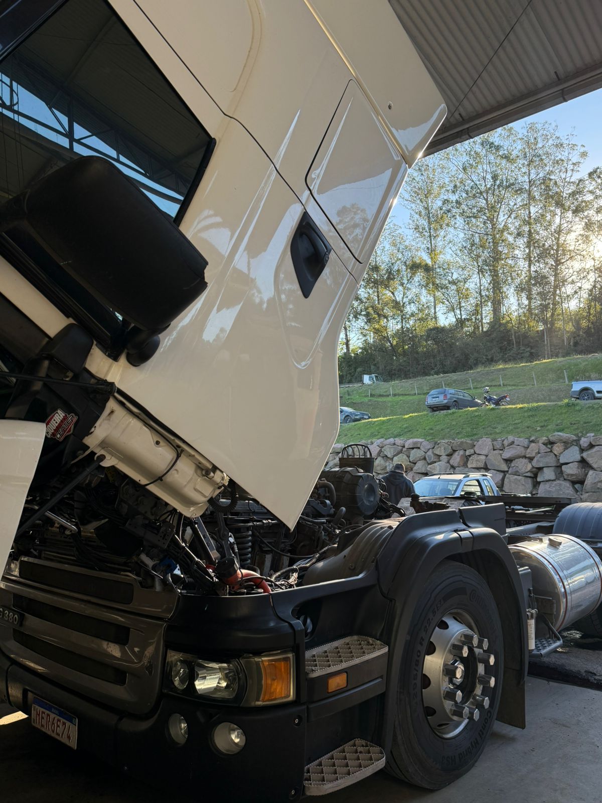 Scania G380 com cabine erguida para manutenção