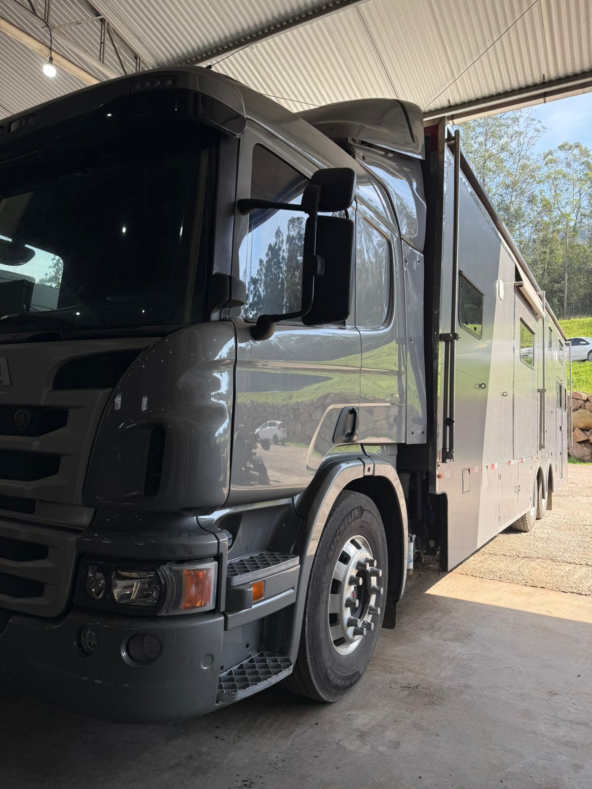 Caminhão baú pronto para rodar